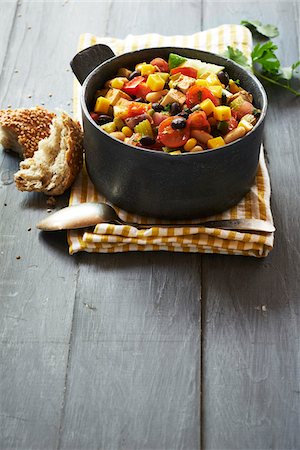 photografia - Tofu chilli in pot, with crusty bread on a gray, wooden table, studio shot Foto de stock - Royalty Free Premium, Número: 600-08002168