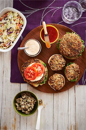 Vegetarian burgers on a platter with side dishes, studio shot Photographie de stock - Premium Libres de Droits, Code: 600-08002169