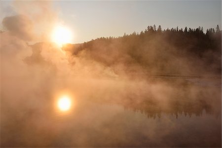 simsearch:6126-08643948,k - Rising Steam at Firehole Lake with Sun, Firehole Lake Drive, Yellowstone National Park, Wyoming, USA Photographie de stock - Premium Libres de Droits, Code: 600-08002209