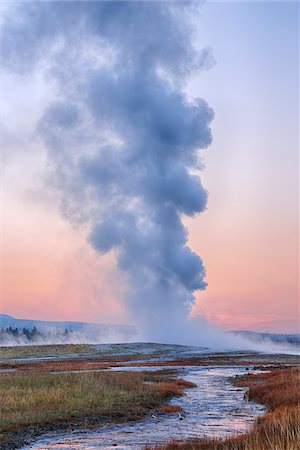 simsearch:600-08002245,k - Old Faithful Geyser Steaming at Dawn, Upper Geyser Basin, Yellowstone National Park, Teton County, Wyoming, USA Foto de stock - Sin royalties Premium, Código: 600-08002224