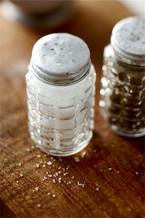 simsearch:600-07067633,k - Vintage Cut Glass Salt and Pepper Shakers on Wooden Tabletop with Spilled Salt on Table Photographie de stock - Premium Libres de Droits, Code: 600-08002399