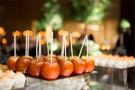 simsearch:600-08002550,k - Close-up of dessert platters with glazed apples on sticks, at an event, Canada Foto de stock - Royalty Free Premium, Número: 600-08002534