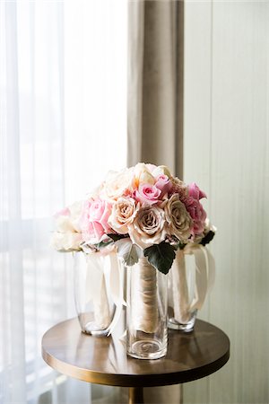 simsearch:600-08002550,k - Bridal bouquets of pink and cream roses in vases on table by a window, Wedding Day preparations, Canada Foto de stock - Royalty Free Premium, Número: 600-08002537