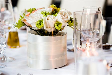 Close-up of bouquets and wine glasses on table, at an event, Canada Photographie de stock - Premium Libres de Droits, Code: 600-08002549