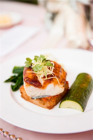 simsearch:600-05855245,k - Close-up of glazed, fish filet with cucumber on a dinner plate, at an event, Canada Foto de stock - Sin royalties Premium, Código: 600-08002541