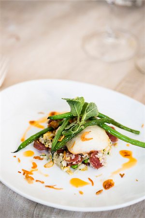 Close-up of black cod fish filet with a Chinese sausage and rice side dish and green beans on a dinner plate, at an event, Canada Photographie de stock - Premium Libres de Droits, Code: 600-08002543