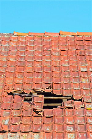 detail in architecture - Close-up of broken roof of an Old Barn, Hesse, Germany Photographie de stock - Premium Libres de Droits, Code: 600-08002600