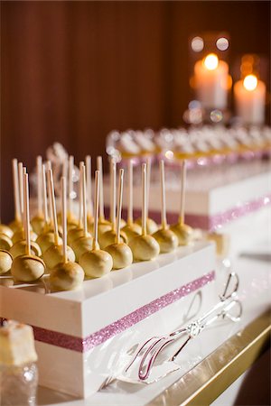 Close-up of White Chocolate Lollipops on Dessert Table Photographie de stock - Premium Libres de Droits, Code: 600-08025964