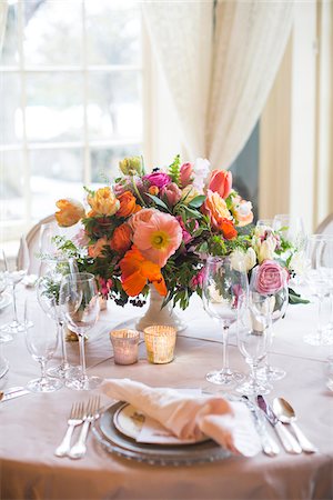 flower bouquet - Place Settings and Floral Centerpiece on Table by Window Photographie de stock - Premium Libres de Droits, Code: 600-08025967