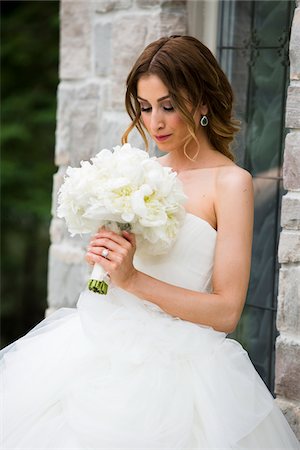 dia del casamiento - Portrait of Bride Outdoors, Toronto, Ontario, Canada Foto de stock - Sin royalties Premium, Código: 600-08025995