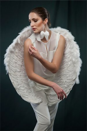 engelhaft - Portrait of Woman Dressed as Angel, Studio Shot Stockbilder - Premium RF Lizenzfrei, Bildnummer: 600-08026133