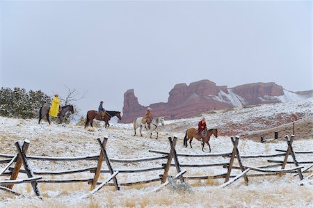 Cowboys with Two Young Cowboys Riding Horses in Snow, Rocky Mountains, Wyoming, USA Photographie de stock - Premium Libres de Droits, Code: 600-08026179