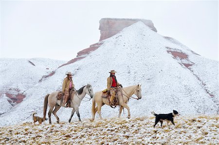 Cowgirls Riding Horses in Snow, Rocky Mountains, Wyoming, USA Photographie de stock - Premium Libres de Droits, Code: 600-08026188