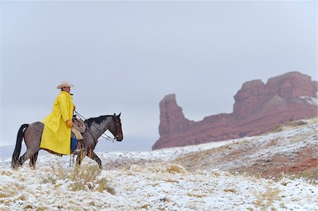 Cowboy Riding Horse in Snow, Rocky Mountains, Wyoming, USA Foto de stock - Sin royalties Premium, Código: 600-08026183