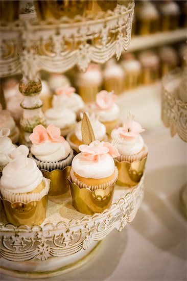 Vanilla Cupcakes in Gold Foil on Stands at Wedding Foto de stock - Sin royalties Premium, Artista: Ikonica, Código de la imagen: 600-08059819