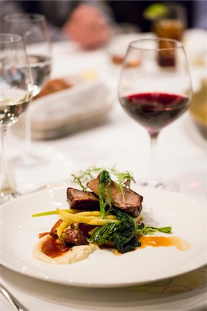 Filet Mignon with Yellow Beans, Potatoes and Horseradish and Glass of Red Wine Photographie de stock - Premium Libres de Droits, Code: 600-08059827