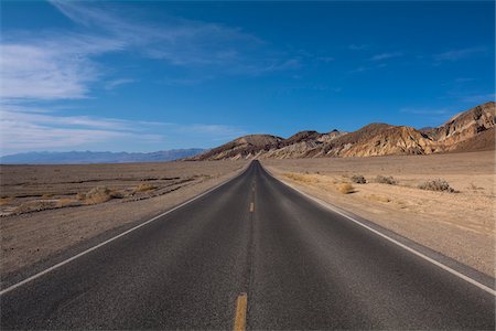 simsearch:600-08059935,k - Paved Road in Desert Landscape, Death Valley National Park, California, USA Foto de stock - Royalty Free Premium, Número: 600-08059843