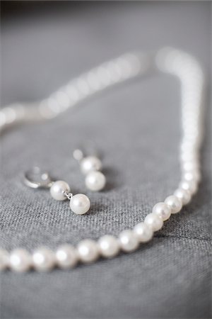 simsearch:600-07991472,k - Close-up of Pearl Earrings and Necklace Foto de stock - Sin royalties Premium, Código: 600-08059968