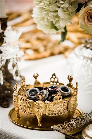 Ornate Golden Bowl on Sofre-ye-Aghd at Persian Wedding Ceremony Stockbilder - Premium RF Lizenzfrei, Bildnummer: 600-08059982