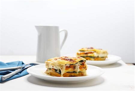 Lasagne on White Plates with Pitcher, Studio Shot Stockbilder - Premium RF Lizenzfrei, Bildnummer: 600-08079257