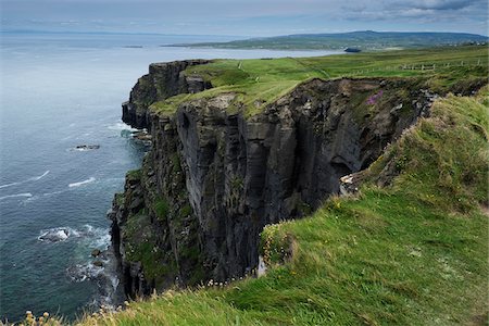 Trail to the Cliffs of Moher from coastal village of Doolin, Republic of Ireland Photographie de stock - Premium Libres de Droits, Code: 600-08102748