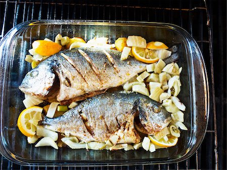 Fish Dish in Oven Photographie de stock - Premium Libres de Droits, Code: 600-08102872