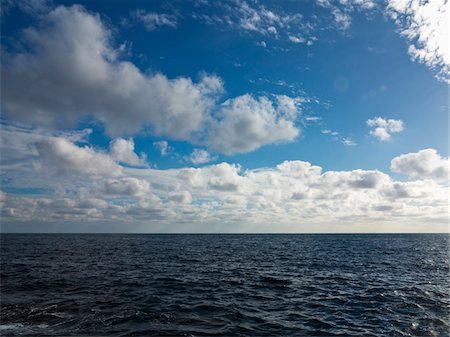 Clouds against Blue Sky over Blue Sea, Majorca, Balearic Islands, Spain Photographie de stock - Premium Libres de Droits, Code: 600-08102907