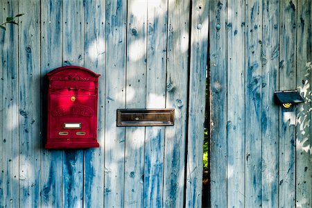 door bell - Wooden door and gate with red letterbox, Germany Stock Photo - Premium Royalty-Free, Code: 600-08122190