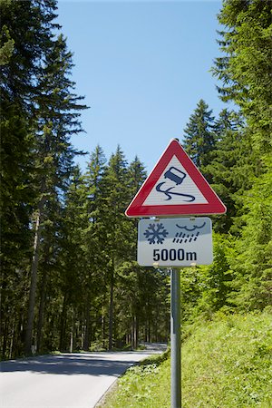 symbols of road signs - Slippery When Wet Sign, Upper Austria, Austria Stock Photo - Premium Royalty-Free, Code: 600-08138892