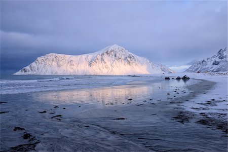 flakstad - Skagsanden Beach with snow covered mountains (Hustinden 691m) in background, winter, Flakstad, Lofoten, Norway, Scandinavia. Photographie de stock - Premium Libres de Droits, Code: 600-08171785