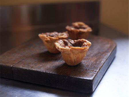 Close-up of Butter Tarts on Cutting Board Foto de stock - Sin royalties Premium, Código: 600-08212906