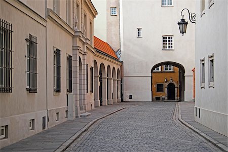 Cobblestone Street with Passage through Building, Stare Miasto, Warsaw, Poland Foto de stock - Sin royalties Premium, Código: 600-08212925