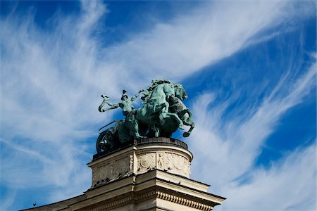 Statue of One of the Seven Chieftains of the Magyars, Hereos' Square, Budapest, Hungary Foto de stock - Sin royalties Premium, Código: 600-08212966