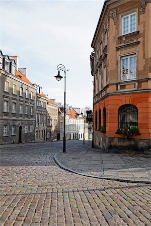 Old buildings and lamp post on cobblestone street corner, Old Town, Warsaw, Poland. Foto de stock - Sin royalties Premium, Código: 600-08232143