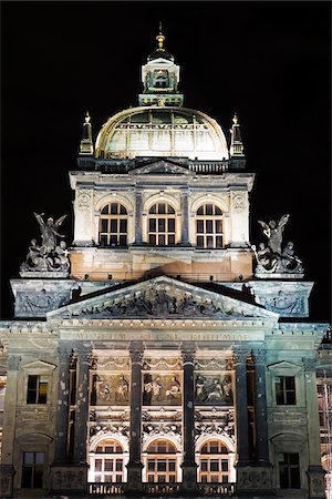 praga - Close-up of domed roof of the National Museum at night, Prague, Czech Republic Photographie de stock - Premium Libres de Droits, Code: 600-08232156