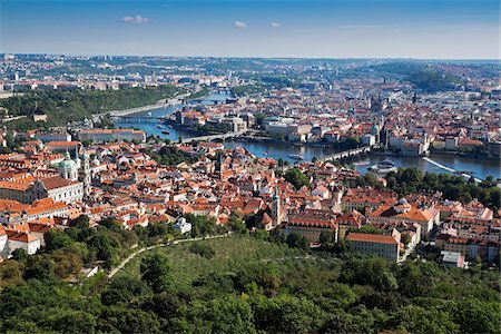 praga - Scenic overview of the city of Prague with the Vltava River, Czech Republic Foto de stock - Sin royalties Premium, Código: 600-08232152