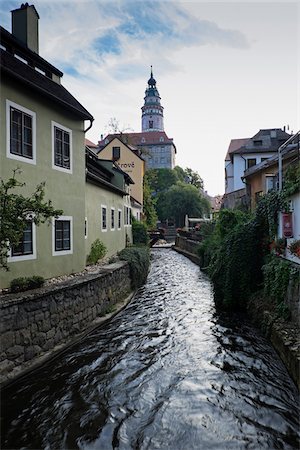 simsearch:600-08212935,k - Residential buildings along canal of the Vltava River with the tower of the Cesky Krumlov Castle in the background, Cesky Krumlov, Czech Replublic. Foto de stock - Sin royalties Premium, Código: 600-08232176