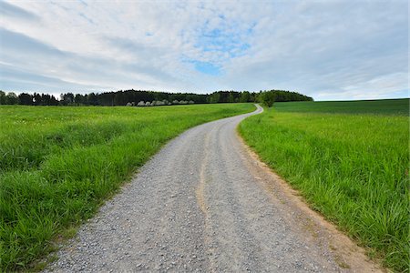 simsearch:600-08232291,k - Winding Gravel Road in Countryside in Spring, Reichartshausen, Amorbach, Odenwald, Bavaria, Germany Foto de stock - Sin royalties Premium, Código: 600-08232301