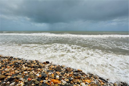 Pebble Beach with Rough Sea and Storm Clouds, Captain Cook Highway, Queensland, Australia Foto de stock - Sin royalties Premium, Código: 600-08274344