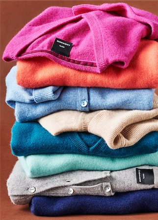 Stack of multicolored cashmere pullover sweters in studio Foto de stock - Sin royalties Premium, Código: 600-08312073