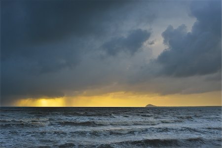 Ocean with Storm Clouds at Sunrise, Newell Beach, Newell, Queensland, Australia Stock Photo - Premium Royalty-Free, Code: 600-08312110