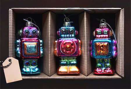 Three Robot Ornaments in Box with Label, Studio Shot Stock Photo - Premium Royalty-Free, Code: 600-08321990