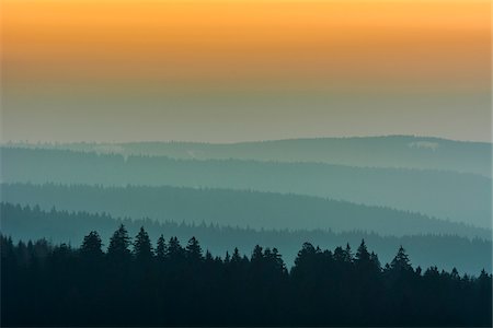 fin de la journée - Low Mountain Landscape with Horizon Lines at Dusk, Altenau, Harz, Lower Saxony, Germany Photographie de stock - Premium Libres de Droits, Code: 600-08353453