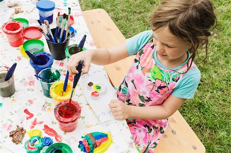 pintar (actividad artística) - 5 year old girl painting at a table in the garden, Sweden Foto de stock - Sin royalties Premium, Código: 600-08512529