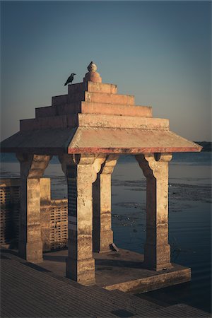 Pigeons Perched on Roof of Hindu Burning Ghat, Somnath Temple, Triveni Mahasangam, Veraval, Gujarat, India Foto de stock - Sin royalties Premium, Código: 600-08512520