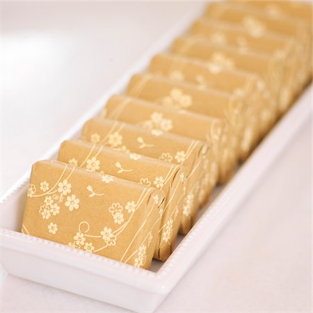 Close-up of Floral Wrapped Bars of Soap in Dish Foto de stock - Sin royalties Premium, Código: 600-08559837