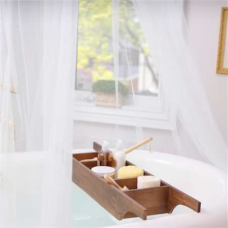 soap and sponge - Bath Caddy on Bathtub Filled with Bath Items Stock Photo - Premium Royalty-Free, Code: 600-08572024