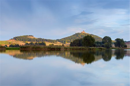 Landscape with Wachsenburg Castle Reflecting in Lake, Drei Gleichen, Ilm District, Thuringia, Germany Photographie de stock - Premium Libres de Droits, Code: 600-08639139