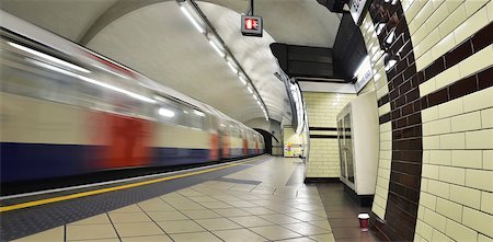 View of London Underground Platform at Edgware Road with Train Leaving, London, England, UK Foto de stock - Sin royalties Premium, Código: 600-08639275