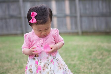 Toddler Girl Frowning as she Opens an Empty Easter Egg Foto de stock - Sin royalties Premium, Código: 600-08657505